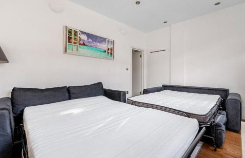 Group Friendly 2 Bed 2 Bath FREE PARKING for 2 Large Vans or up to 4 Cars Zone 2 Sleeps 10 Close to Central London and Zone 2 tube station - Photo 50