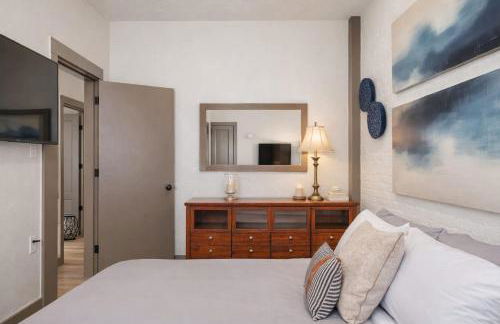 Large Luxury Downtown Loft - Walk to Everything Free Parking - Foto 8