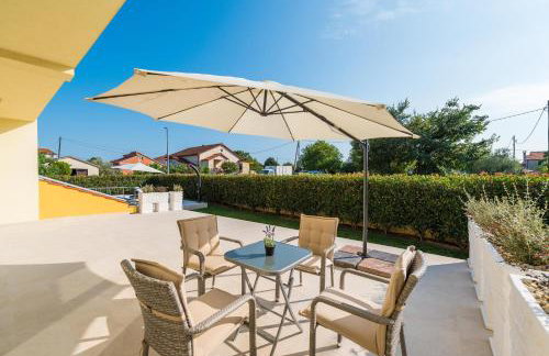 Villa Petra s bazenom, roštiljem i parkingom - Foto 3