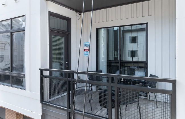 Spacious 2BD With Private Balcony and Free Parking - Foto 22