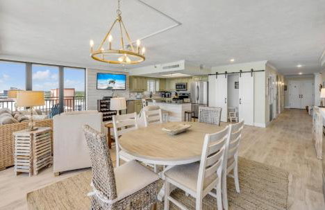 New dog-friendly Listing! Updated direct oceanfront with spacious balcony and heated pool - Foto 55