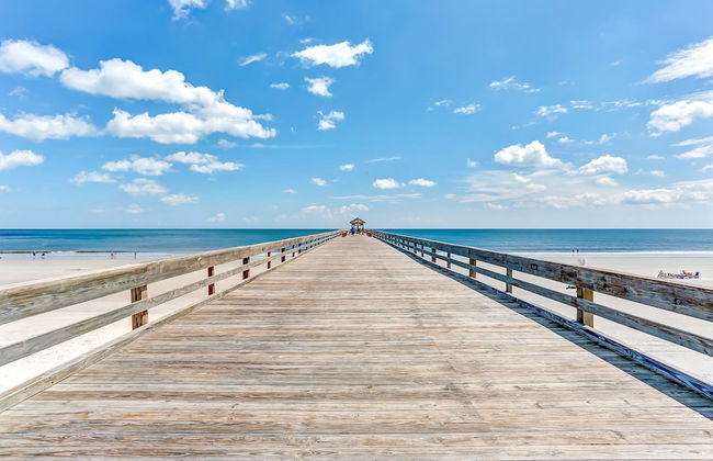Beach Condo Miles-long Views Sand and Sea, Access to Private Fishing Pier by RedAwning - Foto 28