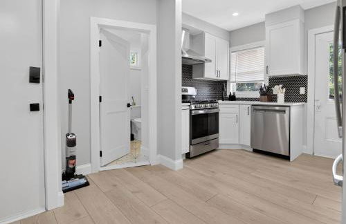 LUX Retreat Home with Yard - Foto 61