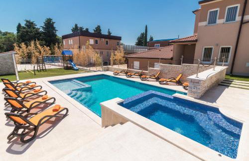 Superb villa Maxima with private pool, sauna, jacuzzi, playground for up to 18 persons, extra pool heating available - Foto 6