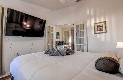 Family Waterfront 4BR Home Heated Pool Private Pier - Photo 6