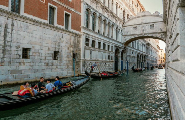 Paseo en góndola por el Puente de los Suspiros y los canales de Venecia - Foto 2