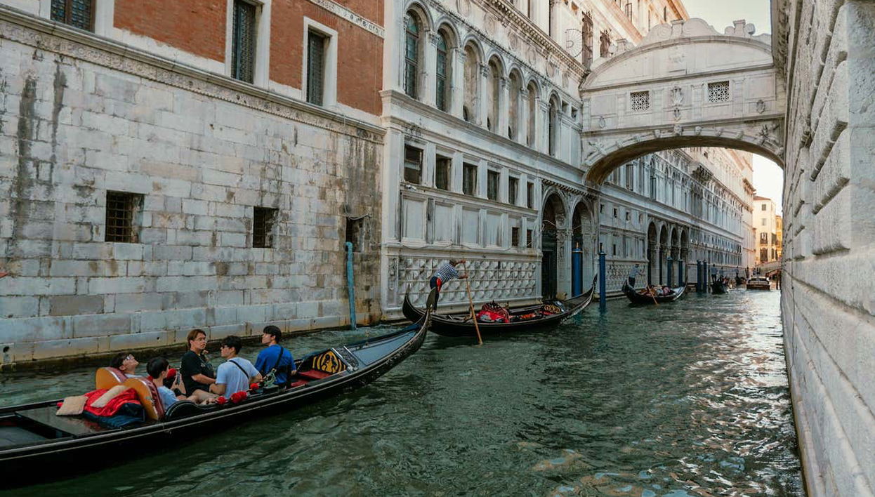 Venice Canals Gondola Ride Under the Bridge of Sighs - Foto 1