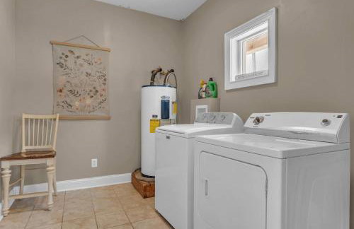 Lakefront Getaway with Dock Pool Sunset Games - Foto 78