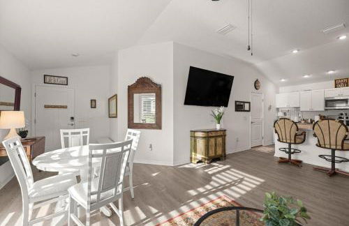 Cozy 2BR in The Villages With BBQ and 4 Seaters Golfcart King Bed - Foto 17