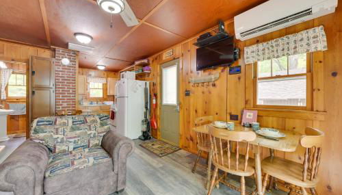 Near Snowmobiling! Carp Lake Cottage with Fire Pit - Foto 5