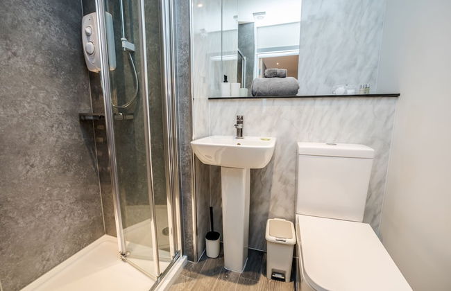 Exquisite Serviced Studio With Private Parking - Photo 7