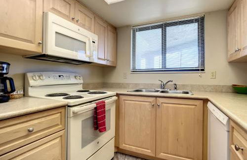 Beachfront with a pool at Ocean Trillium Condo ~ 101 - Foto 10