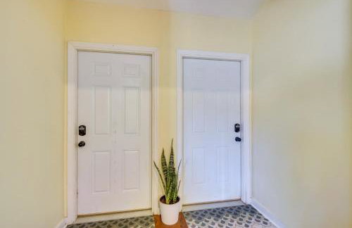 Newry Retreat in Converted Church with Shared Patio! - Foto 16