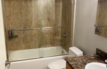 River North Magnificent Mile Condo, Lake and City Views, 43rd Floor Corner, Parking Included! - Foto 21