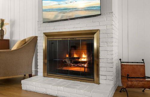 1970s Style Cozy Home with Fireplace Yard and Hot Tub - Foto 14