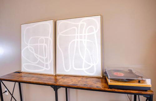 LUX - Downtown Oasis - Pool Table! Free Parking! - Foto 5