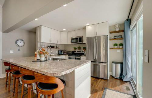 Hike, Fish and Golf Waterfront Gem on Camp Lake! - Foto 2