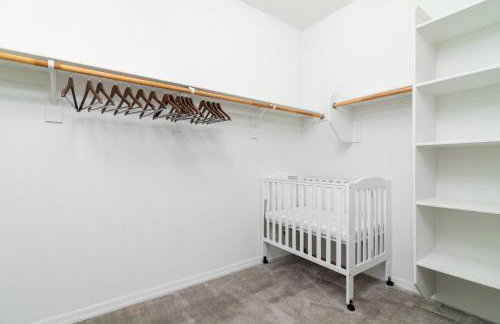 Stylish & Bright Gem ~ King/Queen Beds ~ Backyard! - Foto 19