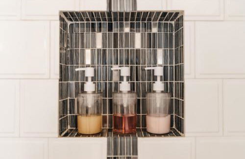 Modern 2-Story Cowboy Pool Home with King Beds Walk to 6th St & Rainey Street - Foto 32