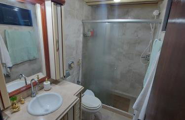 Apto 04 qtos, aconchegante, localizado em prédio frente Praia do Forte - Foto 12