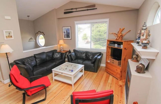 Lola's Lighthouse - Photo 3