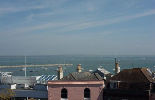 Penderic - 3 Bedroom Cowes Stay with Balcony & Panoramic Solent Views Close to Shops, Cafés, Sailing Clubs & Beach - Foto 32