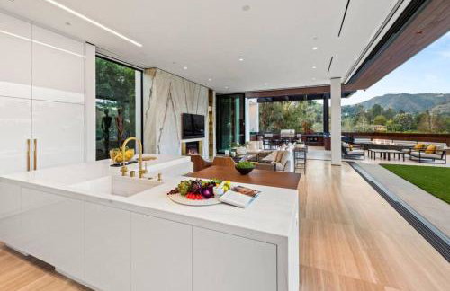 Luxurious 5BR Villa in BH with Pool, Theater, and Views - Foto 36