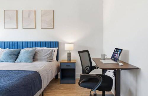 Skyline Retreat - Free Parking, Pool, Balcony - Foto 40