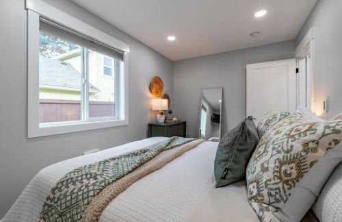 Spacious 3BR Home Sleeps 8 Private Backyard - Foto 13