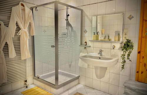 Stay by Home Deluxe Apartment WiFi-PS4-TV-Loft-Bath-Kitchen - Foto 46