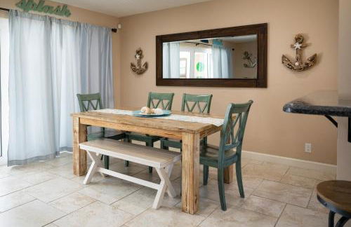 Charming Beach House w/Private Pool Paradise~WALK TO BEACH - Foto 7