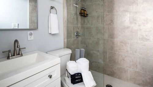 OTR, QUEEN Bed, 50in TV, Workspace, Near Lightrail - Foto 5, towels, Shower