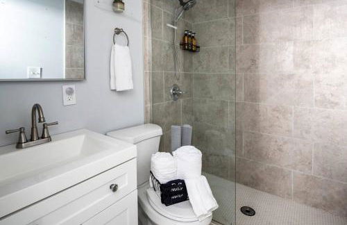 OTR, QUEEN Bed, 50in TV, Workspace, Near Lightrail - Foto 5