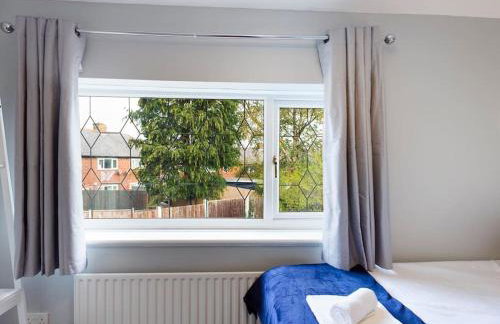 Stunning Family Home with Comfortable Surroundings by Our Home Short Stays ideally situated within Greater Manchester - Photo 14