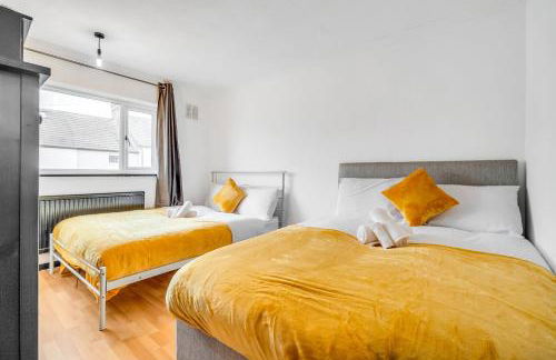 Spacious 4-Bed Haven in Orpington Retreat - Photo 17