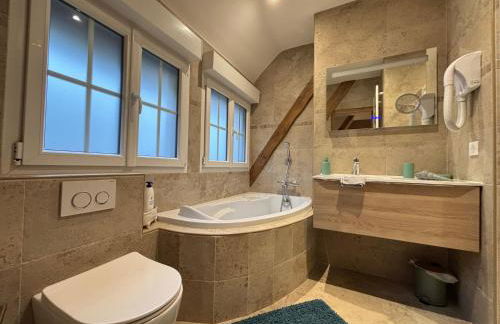 Chant des mouettes Maison rénovée spacieuse tout confort grand jardin belle terrasse aménagée parking 8 personnes 4 sdb 5 wc à 10 mn à pied de la mer Port en Bessin tous commerces restaurants proche Omaha Beach - Photo 6