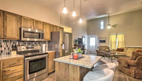 St Charles Hilltop Mansion with Mod Interior! - Foto 3