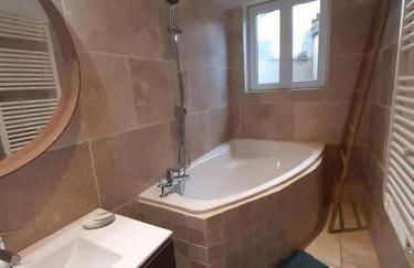 Le Logis du Moulin Gîte avec Jacuzzi, à 800m de la Cité Médiévale - Foto 21