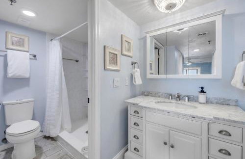 New Listing! Dog-friendly direct oceanfront with private balcony and heated rooftop pool - Foto 13