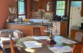 1920s Phoenicia Bungalow with Vintage Furnishings, Sauna, Fireplace, & Fenced Backyard - Foto 6