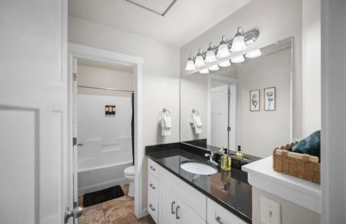 Charming Family Stay w Arcade Theatre Ski Haven Walking trails and river walk in backyard - Foto 17