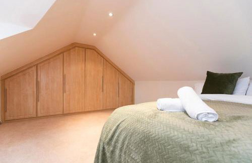 Hot Tub Free Parking 5 Bedroom Large Space - Photo 22