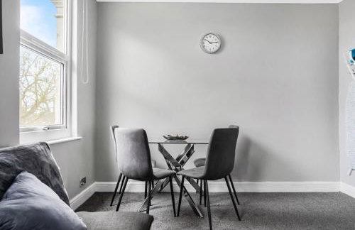 Stylist and Cosy 2 bed Apartment LongStay Parking Sleeps 4 WiFi - Foto 7