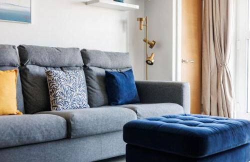 Sun-Soaked- Charming Views Overlooking the Harbour - Photo 17