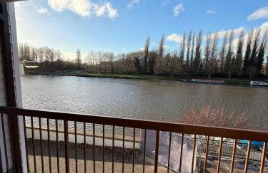 Elegant 1-Bedroom Flat With Stunning Thames views - Photo 1