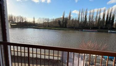 Elegant 1-Bedroom Flat With Stunning Thames views - Photo 1