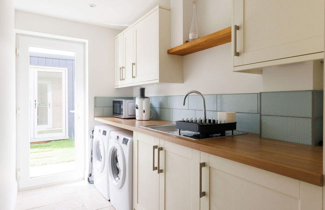 Chic 4-bed Coastal Retreat in Heart of Bosham - Photo 15