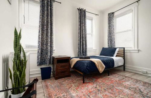 Whole House Near NYC and Transit with Game Room Fire Pit and King Bed - Foto 11