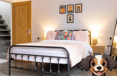 Hebden Bridge Haven - Stylish, Cosy, Canal Side, Pet Friendly - Photo 1