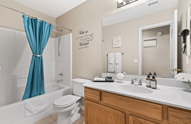 Cozy Hidden Gem - 3BR - 1Den w Backyard - Foto 26